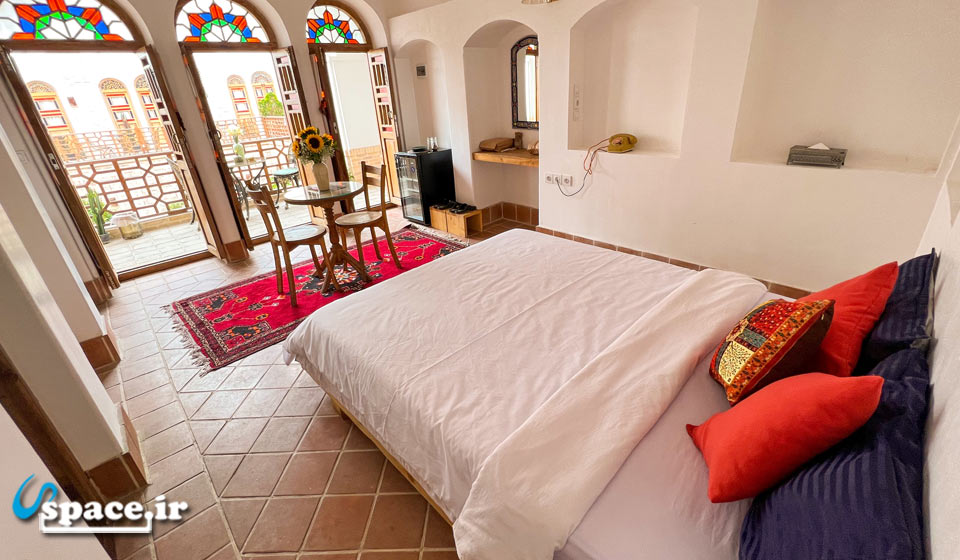 نمای داخلی اتاق میان خانه هتل سنتی عمارت سنگ پلوی - کاشان