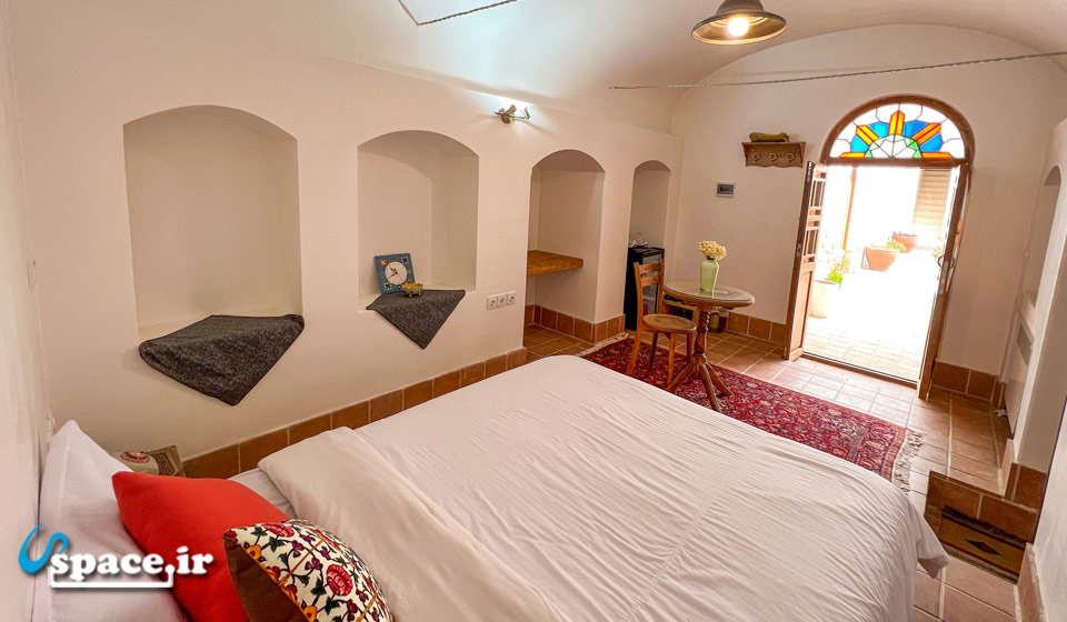 نمای داخلی اتاق یه دانگی هتل سنتی عمارت سنگ پلوی - کاشان
