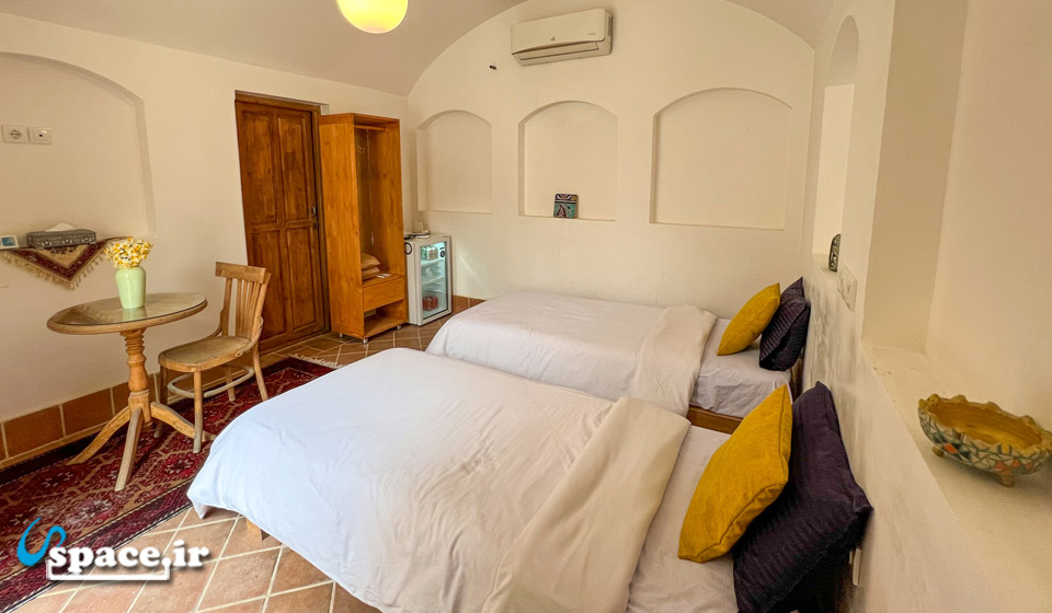 نمای داخلی اتاق کوچک هتل سنتی عمارت سنگ پلوی - کاشان