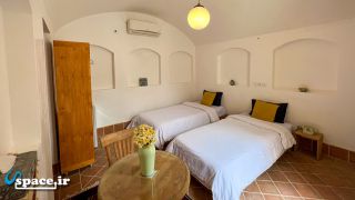 نمای داخلی اتاق کوچک هتل سنتی عمارت سنگ پلوی - کاشان